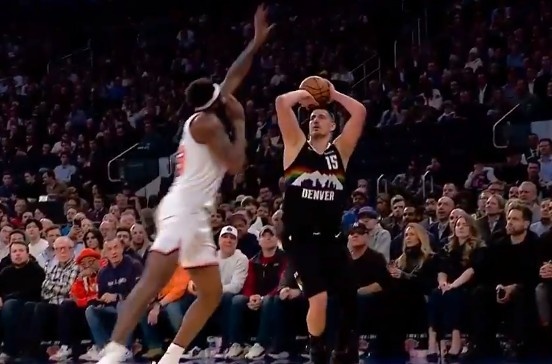 熊猫体育平台-太小瞧我臂展了！约基奇慢悠悠试图撤步三分 米切罗飞身大帽扇飞