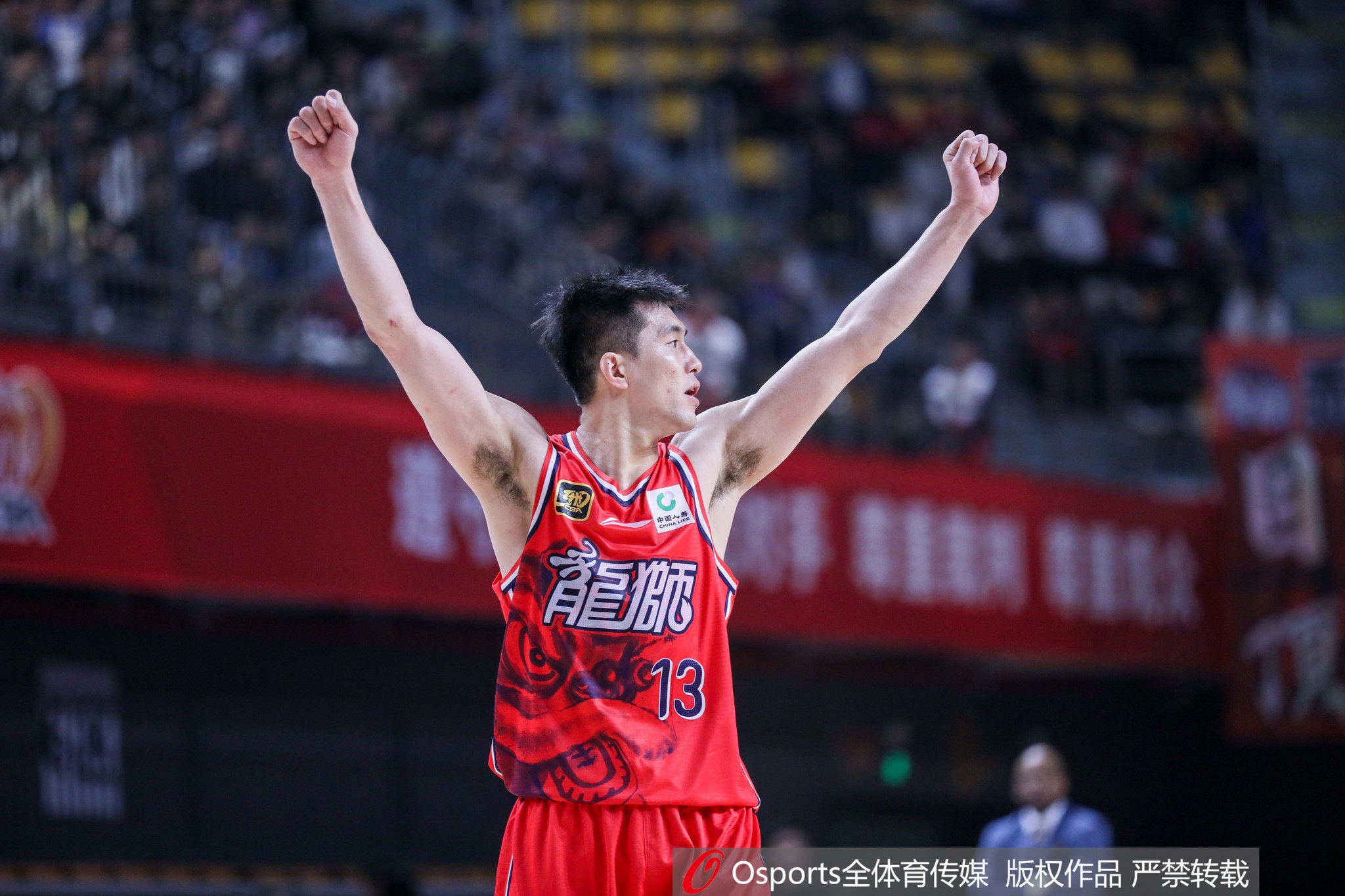 队内气氛不错!郭艾伦“抱怨”徐昕:就是你害大家还得加班!